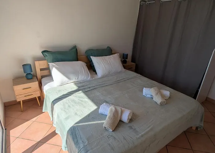 A Macchia, Piscine Et Vue Sur Bonifacio (Corsica)