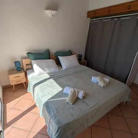 A Macchia, Piscine Et Vue Sur Bonifacio (Corsica)